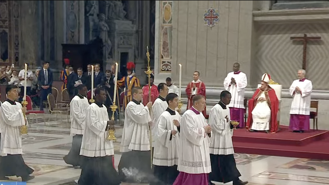 Francisco observa la procesión hasta el altar