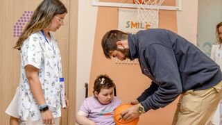 Ricky Rubio firma una pelota a una paciente pediátrica