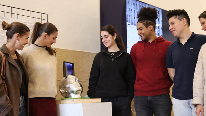 Estudiantes de Deusto junto a 'La piedra de la locura' del SXXI
