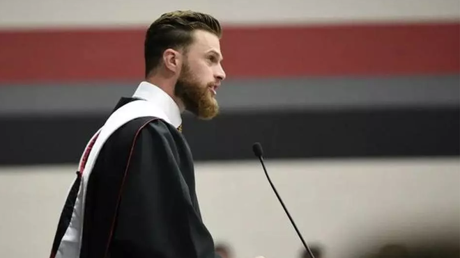 Butker durante su polémico discurso en la ceremonia de graduación