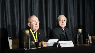 Avendaño, con el nuncio Auza, en la inauguración de la asamblea