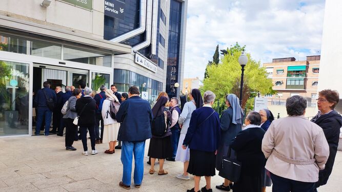 Los consagrados españoles, esperando para ingresar a la asamblea de Confer