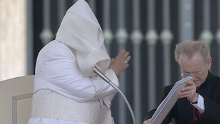 El Papa, durante la bendición, tapado por un golpe de viento