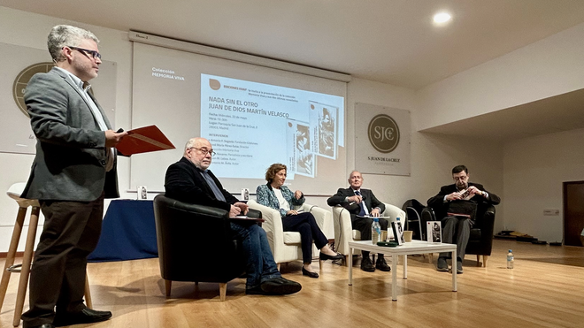 Antonio F. Segovia, de la Fundación Edelvives, en la presentación de los libros