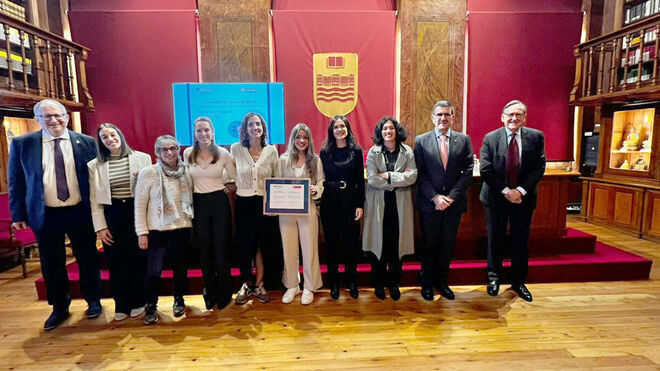 El equipo de investigación ganador con los responsables de Deusto y Banco Santander Universidades