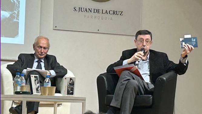 Antonio Ávila, presentando el libro sobre Martín Velasco