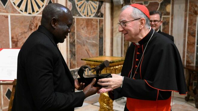 Parolin entrega la primera edición del Premio San Juan Pablo II al padre Olobo