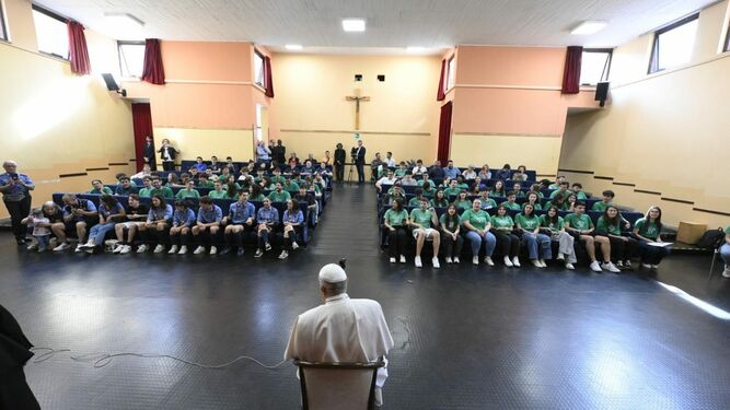 El Papa, con los jóvenes de la parroquia