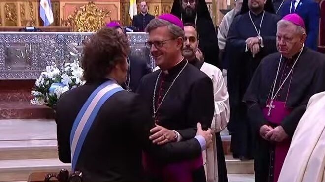 Saludo en la catedral entre García Cuerva y Javier Milei