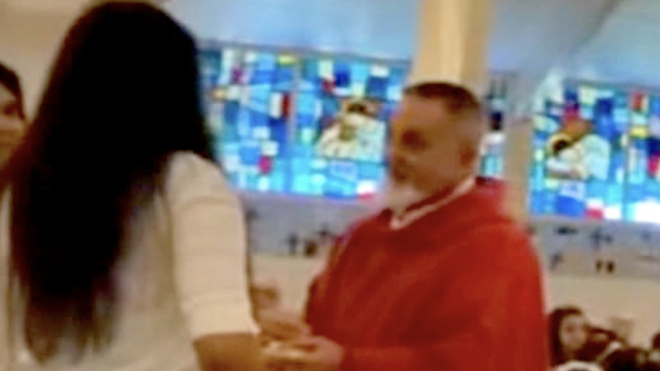 El sacerdote con la feligresa que le denunció