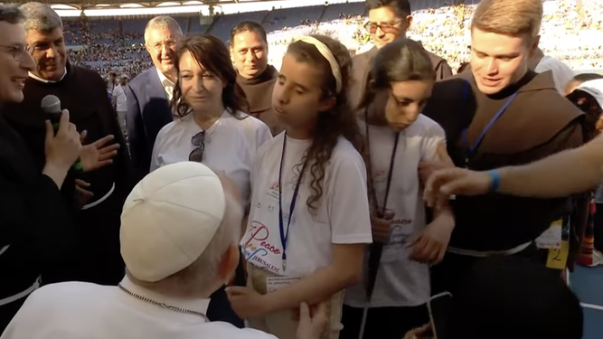 Francisco saluda a unas niñas ciegas llegadas de Gaza