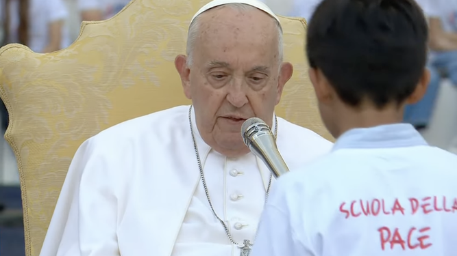El Papa medita la respuesta a la pregunta de un niño