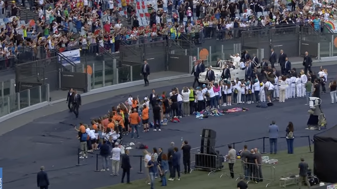 El Papa, a su llegada al Estadio Olímpico de Roma