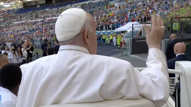 El Papa, en el papamóvil en el Estadio Olímpico de Roma