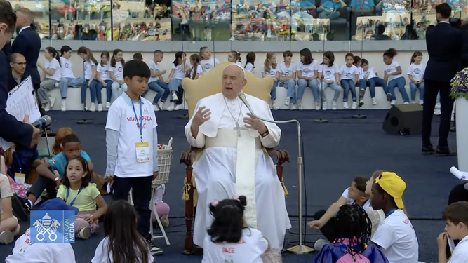 El Papa, rodeado de niños