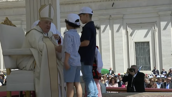 El Papa saluda a unos niños durante las ofrendas