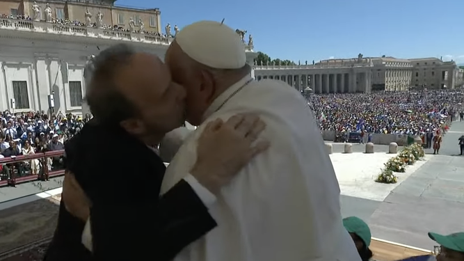 El beso de Begnini al Papa
