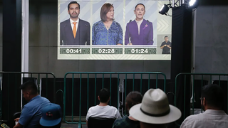 Un grupo de mexicanos sigue el debate entre los candidatos presidenciales