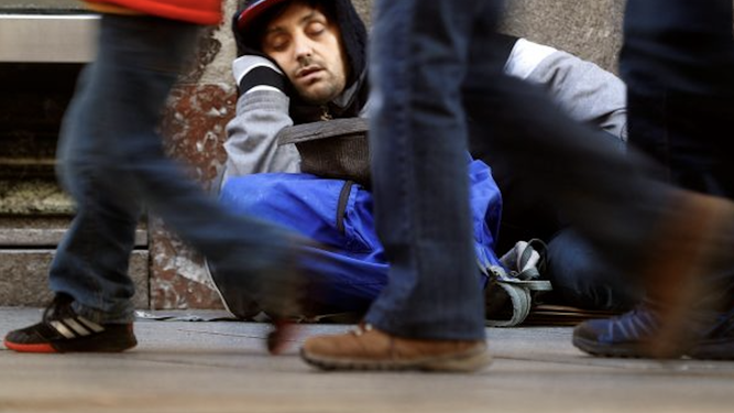 Una persona en exclusión social en una calle de Madrid.