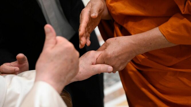 Saludos entre el Papa y los monjes budistas tailandeses