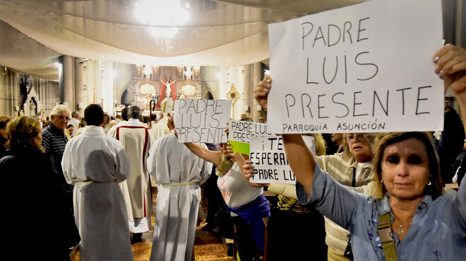 Protesta en la catedral de mar del Plata durante la misa crismal