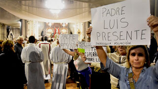 Protesta en la catedral de mar del Plata durante la misa crismal