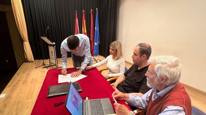 Representantes de Alguazas firmando la carta