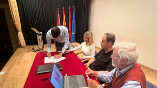 Representantes de Alguazas firmando la carta