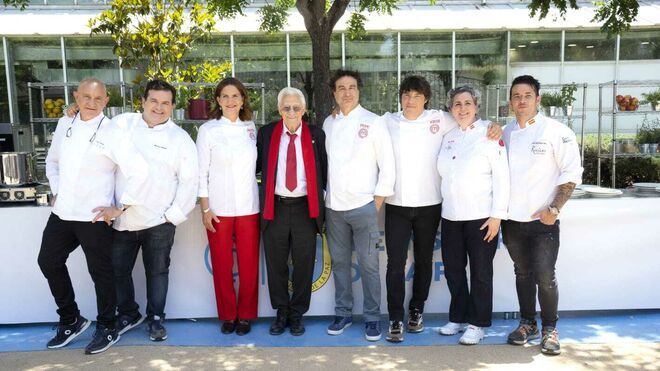 El padre Ángel y los cocineros en el Día Mundial de la Nutrición