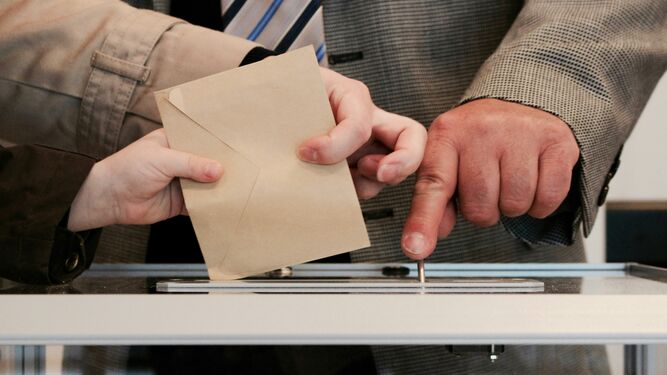 Votando en una urna