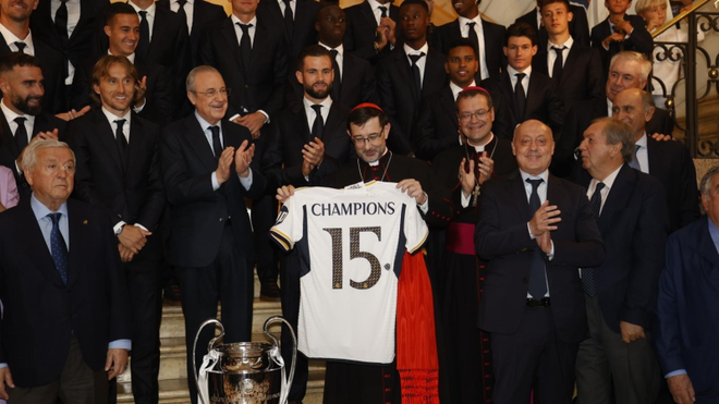 Cobo, con la camisera de la 15ª Champions del Madrid