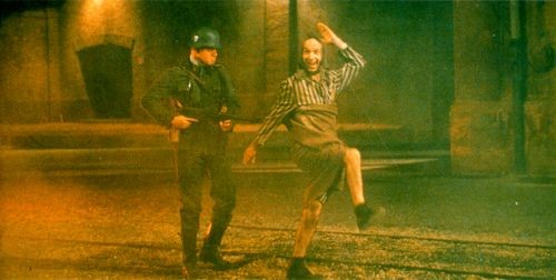 Guido sonrie camino a ser fusilado