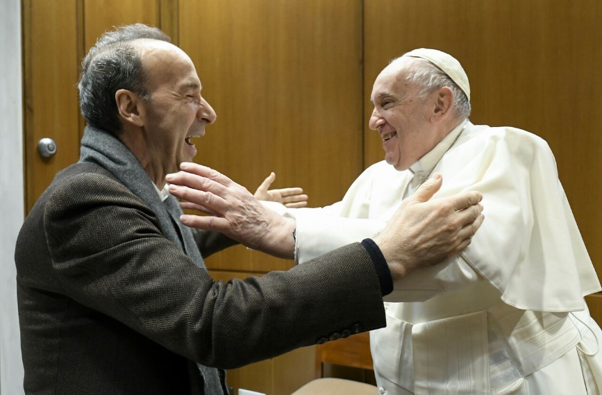 Roberto Benigni saluda a papa Francisco