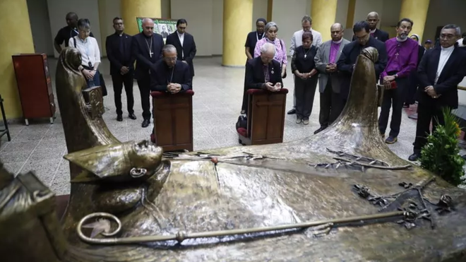 Justin Welby visita la tumba de monseñor Romero