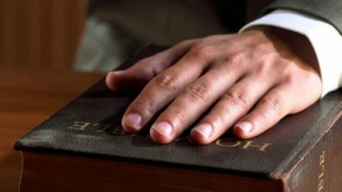Juramento sobre la Biblia