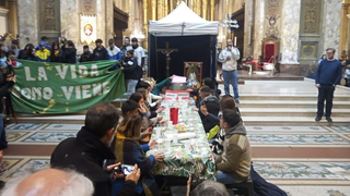 El arzobispo observa la cena servida en la catedral