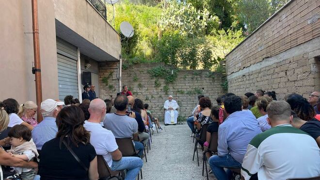 Francisco, en el patio de vecinos de una barriada romana