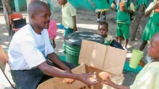 El padre Víctor Auguste, dando de comer a los niños