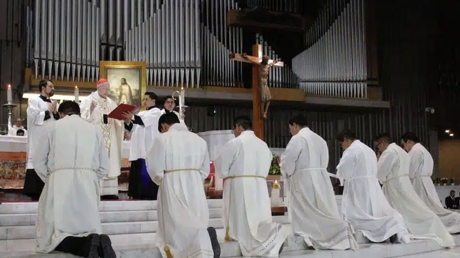 El cardenal Aguiar con los nueve siete diáconos
