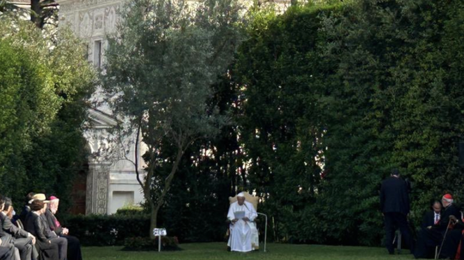 Francisco, bajo el olivo que plantó hace diez años con Bartolomé I, Peres y Abbas