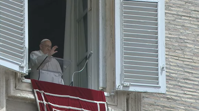 Francisco saluda desde el balcón del Palacio Apostólico