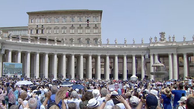 Los peregrinos saludan al Papa desde la plaza de San Pedro