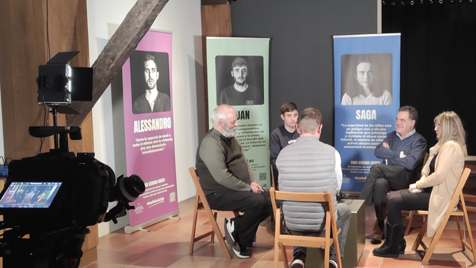 Foto rodaje del documental, con víctimas y familiares