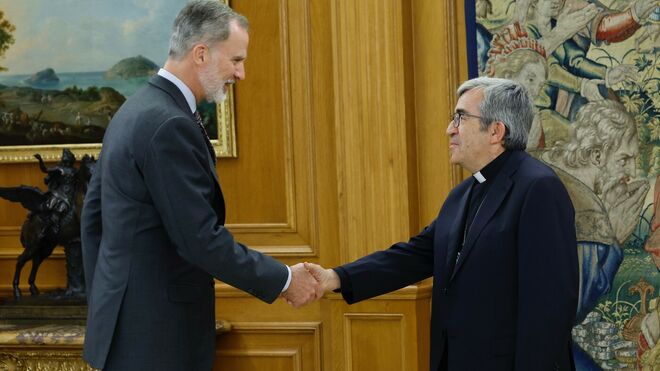 Felipe VI saluda a Luis Argüello