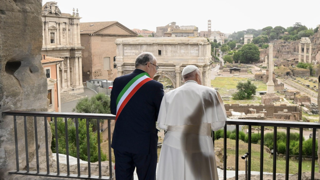 Francisco y el alcalde de Roma observan el Foro Romano