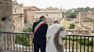 Francisco y el alcalde de Roma observan el Foro Romano