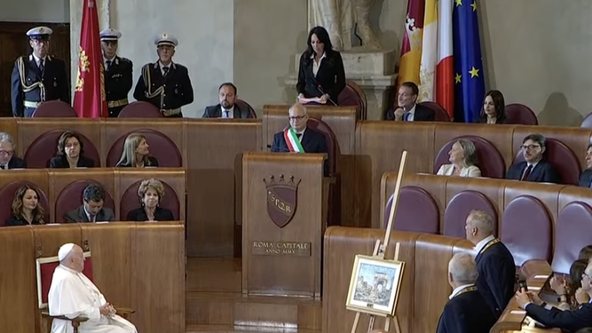 Francisco escucha el saludo del alcalde Roma