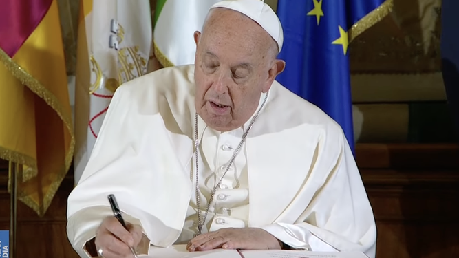 El Papa firma en el Libro de Oro del Ayuntamniento de Roma