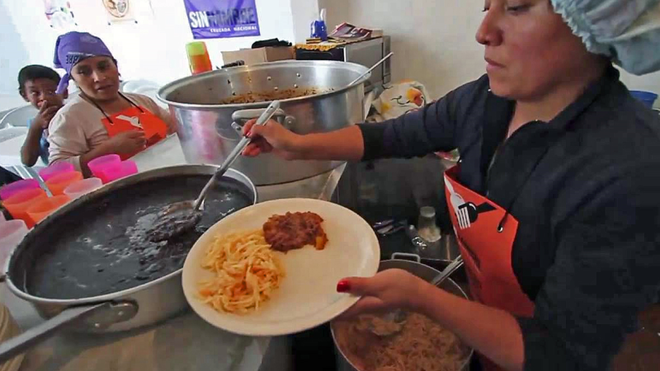Mujeres cocinan para la comunidad hambrienta