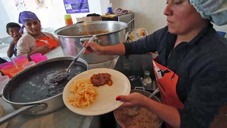 Mujeres cocinan para la comunidad hambrienta